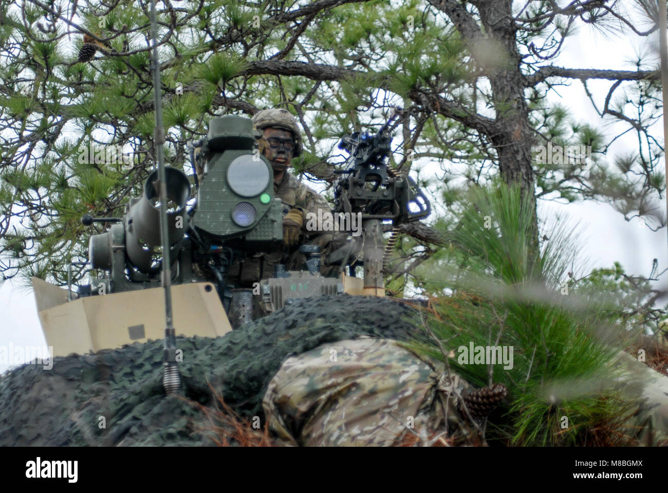 Us-Armee SPC. Bourne Phillips, Infanteristen, die den zweiten Bataillon zugeordnet, 325 Airborne Infanterie Regiment, 2nd Brigade Combat Team, 82nd Airborne Division, mans ein Tube-gestartet, Optisch verfolgt, Wire-guided Anti-tank missile System während der Teilung Bereitschaft Übung auf Fort Bragg, N.C., Feb.12, 2018 statt. Die Ausübung validiert die Fähigkeit der Teilung einer Brigade Combat Team mit angehängten Enabler kurzfristig bereitstellen. Die DRE begann mit einer Last von Tausenden von Ausrüstung, die von einer gemeinsamen gewaltsamen Eindringen Operation auf einer angefochtenen Flugplatz gefolgt und kam zu dem Schluss mit Luft ein Stockfoto