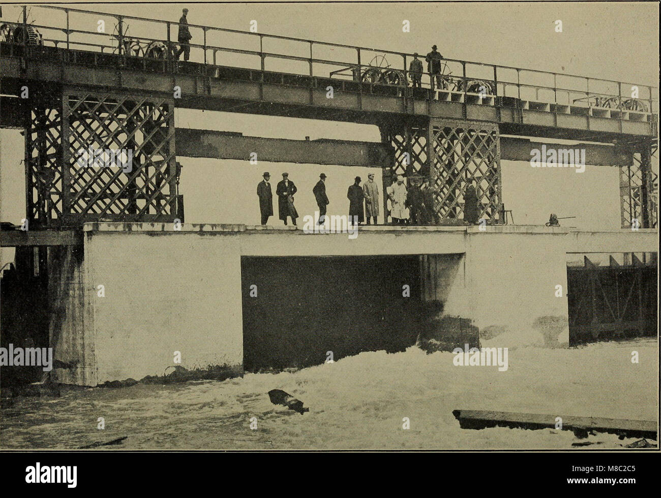 Dieser Bericht aus dem Jahr 1921 befasst sich mit der Ablenkung von Wasser aus den Großen Seen und dem Niagara-Fluss und untersucht die Auswirkungen auf den Wasserstand, die lokale Umwelt und die möglichen langfristigen Auswirkungen auf beide Regionen. Stockfoto