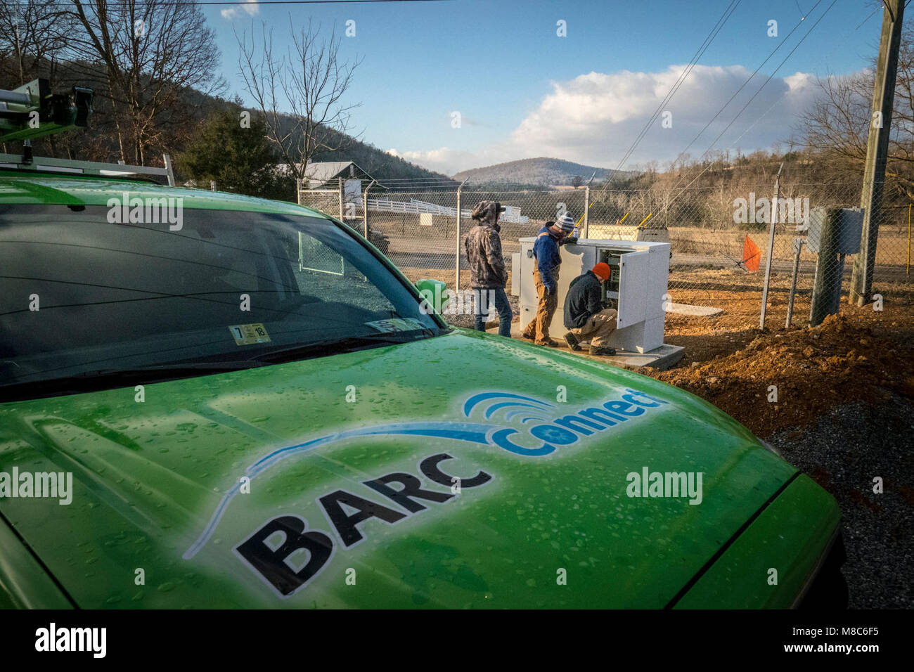 Beim Testen von Glasfaser an einem Der unterstationen Patch Panels, Virginia's BARC Electric Cooperative Fremdfirmen führend in der Lexington, Virginia Bereich Installation der Glasfaserkabel an das vorhandene Stromnetz, die zuverlässig mit hoher Geschwindigkeit auf den Bereich zum ersten Mal bringen. Die ländlichen Gebiete, wo geschäftliche und private Verbraucher Breitbanddienst sind wahrscheinlicher, höhere Einkommen, niedrigeren Arbeitslosenquoten und ein stärkeres Wachstum als die ohne Breitbandanschluss zu genießen. Da Breitband bietet den ländlichen Gebieten Konnektivität, Wirtschaft, Bildung, Gesundheitsversorgung und anderen Leistungen, die dazu erforderlich sind, Stockfoto