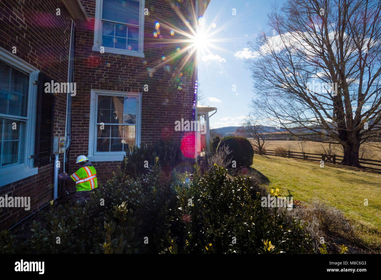 Virginia's BARC Electric Cooperative führt der Weg in die Lexington, Virginia Bereich Installation der Glasfaserkabel an das vorhandene Stromnetz, die zuverlässig mit hoher Geschwindigkeit auf den Bereich Bewohner und Unternehmen zum ersten Mal bringen. Die ländlichen Gebiete, wo geschäftliche und private Verbraucher Breitbanddienst sind wahrscheinlicher, höhere Einkommen, niedrigeren Arbeitslosenquoten und ein stärkeres Wachstum als die ohne Breitbandanschluss zu genießen. Da Breitband bietet den ländlichen Gebieten Konnektivität, Wirtschaft, Bildung, Gesundheitswesen und andere Dienste notwendig für Wirtschaftswachstum, es ist schnell ind immer Stockfoto