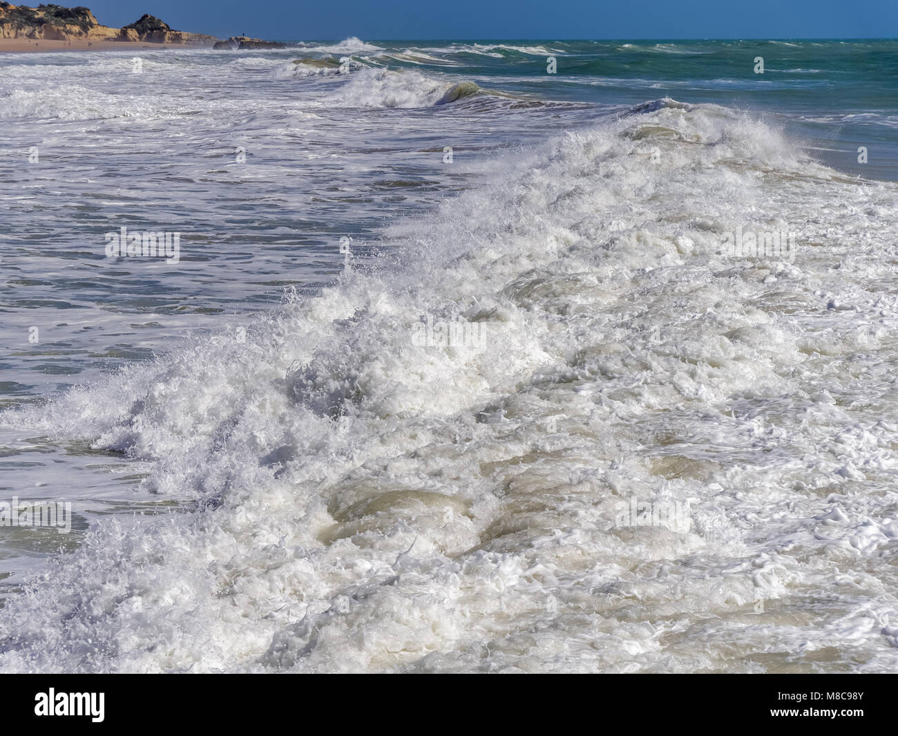 ALBUFEIRA, Algarve/Portugal - MÄRZ 10: Blick auf das Meer bei Albufeira in Portugal am 10. März 2018 Stockfoto