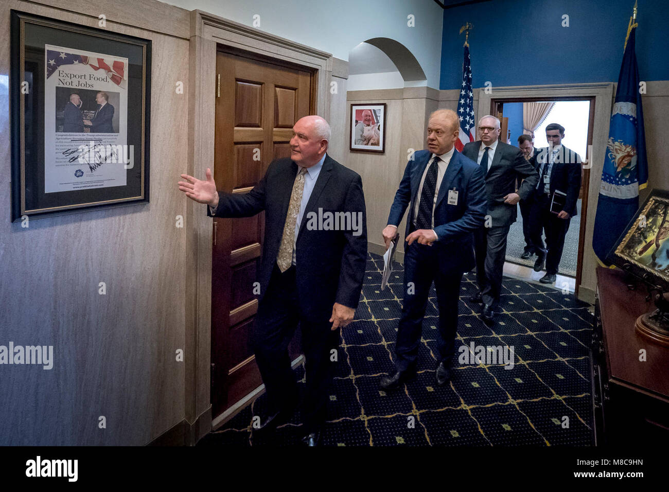 Us-Landwirtschaftsministerium) Sekretär Sonny Perdue trifft sich mit Executive Chairman von Visy Industries und Pratt Branchen Anthony Pratt, bevor in einem Forum durch das Wall Street Journal auf der USDA-Hauptsitz in der Jamie L. Whitten Federal Building in Washington, D.C., 7. März 2018 organisiert. Die Veranstaltung, die mit einem Frage- und Antwortspiel ist eine Fortsetzung der Global Food Forum Serie und folgt einer ähnlichen Veranstaltung, bei der Sekretärin Perdue im Oktober 2017 teilgenommen. USDA Stockfoto