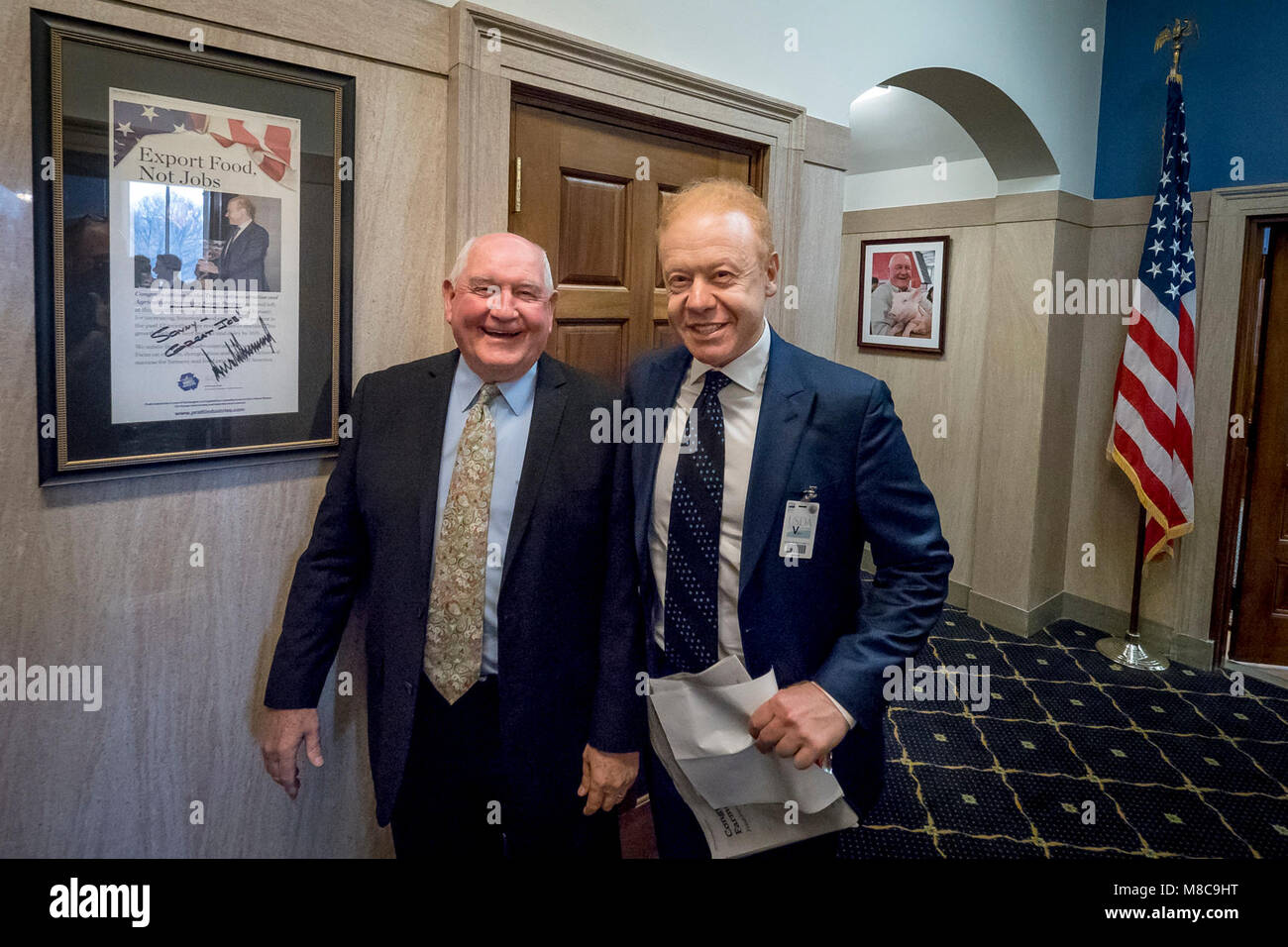 Us-Landwirtschaftsministerium) Sekretär Sonny Perdue trifft sich mit Executive Chairman von Visy Industries und Pratt Branchen Anthony Pratt, bevor in einem Forum durch das Wall Street Journal auf der USDA-Hauptsitz in der Jamie L. Whitten Federal Building in Washington, D.C., 7. März 2018 organisiert. Die Veranstaltung, die mit einem Frage- und Antwortspiel ist eine Fortsetzung der Global Food Forum Serie und folgt einer ähnlichen Veranstaltung, bei der Sekretärin Perdue im Oktober 2017 teilgenommen. USDA Stockfoto