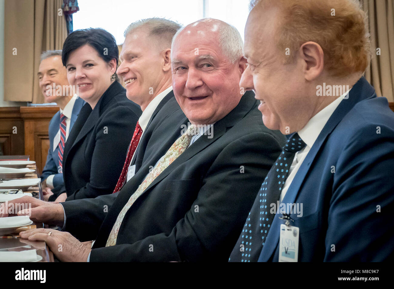Us-Landwirtschaftsministerium) Sekretär Sonny Perdue reagiert auf einen Kommentar von Executive Chairman von Visy Industries und Pratt Branchen Anthony Pratt während einer Roundtable gemacht, bevor sie in einem Forum durch das Wall Street Journal auf der USDA-Hauptsitz in der Jamie L. Whitten Federal Building in Washington, D.C., 7. März 2018 teilnehmen. Die Veranstaltung, die mit einem Frage- und Antwortspiel ist eine Fortsetzung der Global Food Forum Serie und folgt einer ähnlichen Veranstaltung, bei der Sekretärin Perdue im Oktober 2017 teilgenommen. USDA Stockfoto
