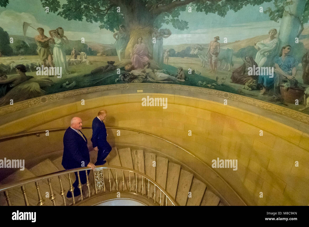 Us-Landwirtschaftsministerium) Sekretär Sonny Perdue und Executive Chairman der Visy Industries und Pratt Branchen Anthony Pratt machen sich auf den Weg zu einem Forum durch das Wall Street Journal auf der USDA-Hauptsitz in der Jamie L. Whitten Federal Building in Washington, D.C., 7. März 2018 organisiert. Die Veranstaltung, die mit einem Frage- und Antwortspiel ist eine Fortsetzung der Global Food Forum Serie und folgt einer ähnlichen Veranstaltung, bei der Sekretärin Perdue im Oktober 2017 teilgenommen. USDA Stockfoto