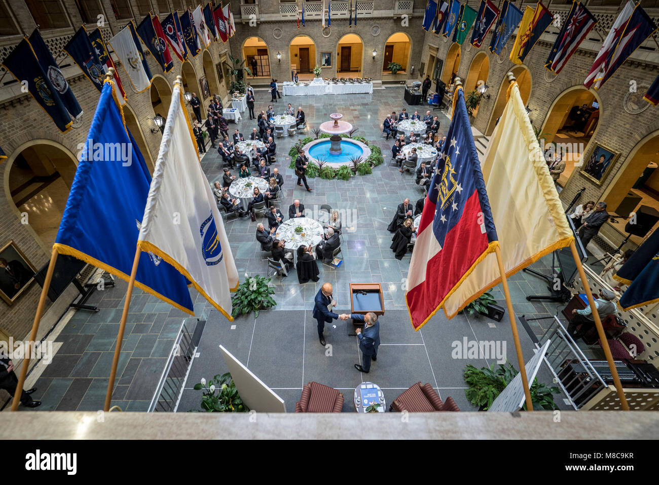 Us-Landwirtschaftsministerium) Stellvertretender Generalsekretär Stephen Censky begrüßt, Executive Chairman von Visy Industries und Pratt Branchen Anthony Pratt zum Podium während eines Forums durch das Wall Street Journal auf der USDA-Hauptsitz in der Jamie L. Whitten Federal Building in Washington, D.C., 7. März 2018 organisiert. Die Veranstaltung, die mit einem Frage- und Antwortspiel ist eine Fortsetzung der Global Food Forum Serie und folgt einer ähnlichen Veranstaltung, bei der Sekretärin Perdue im Oktober 2017 teilgenommen. USDA Stockfoto