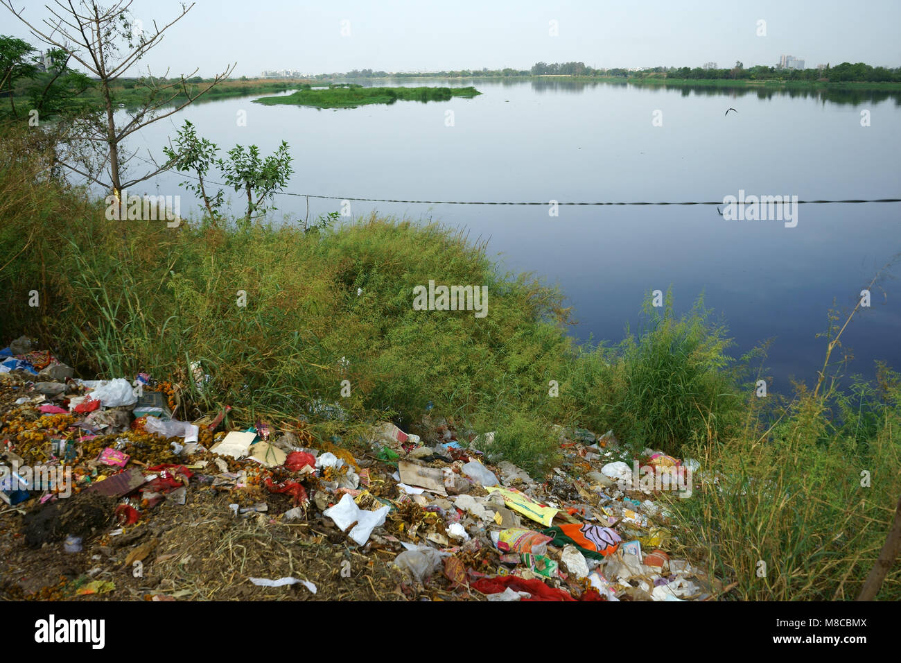 Plastik Müll entlang der Ufer des Yamuna Flusses, Neu Delhi, Indien Stockfoto