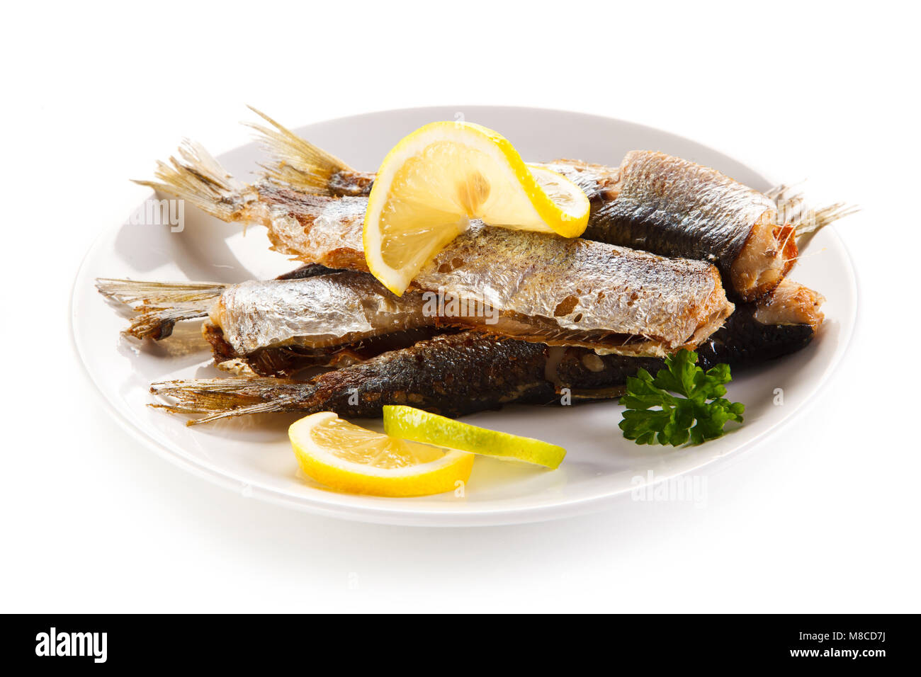 Gebratene Heringe auf weißem Hintergrund Stockfoto