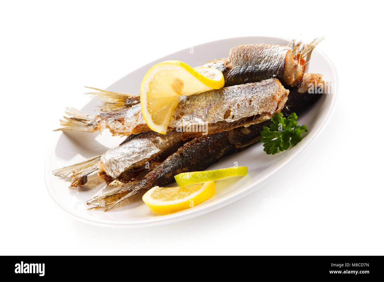 Gebratene Heringe auf weißem Hintergrund Stockfoto