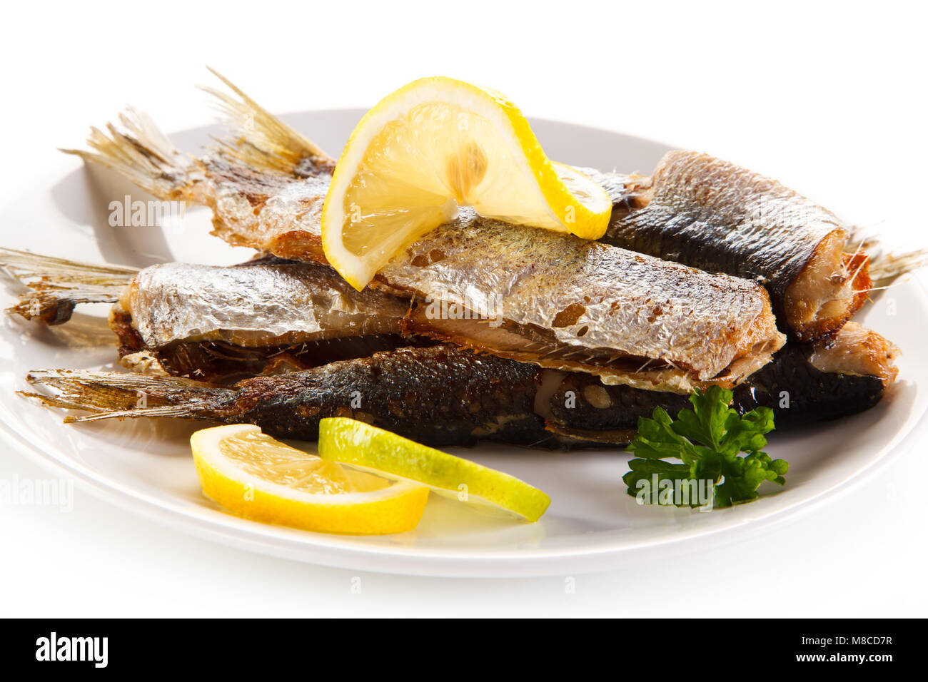 Gebratene Heringe auf weißem Hintergrund Stockfoto