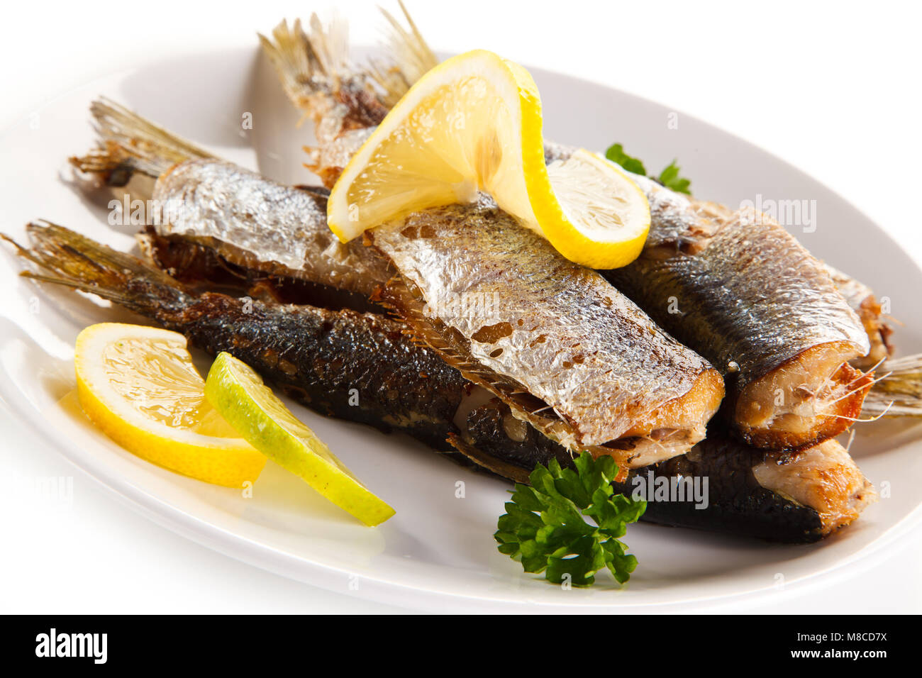 Gebratene Heringe auf weißem Hintergrund Stockfoto