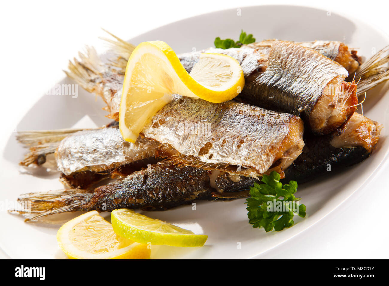 Gebratene Heringe auf weißem Hintergrund Stockfoto