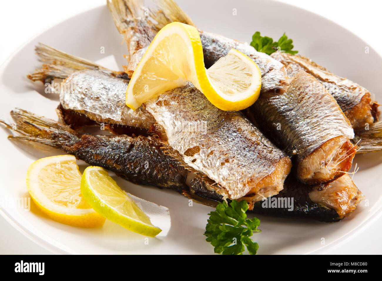 Gebratene Heringe auf weißem Hintergrund Stockfoto