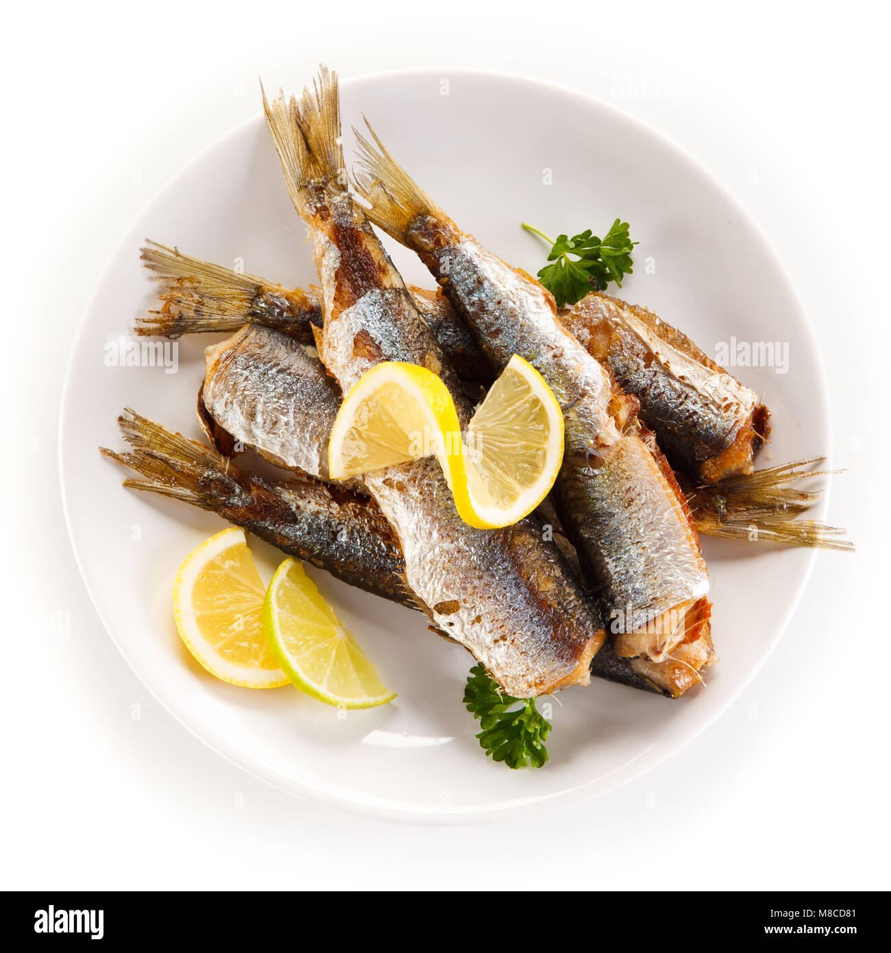 Gebratene Heringe auf weißem Hintergrund Stockfoto