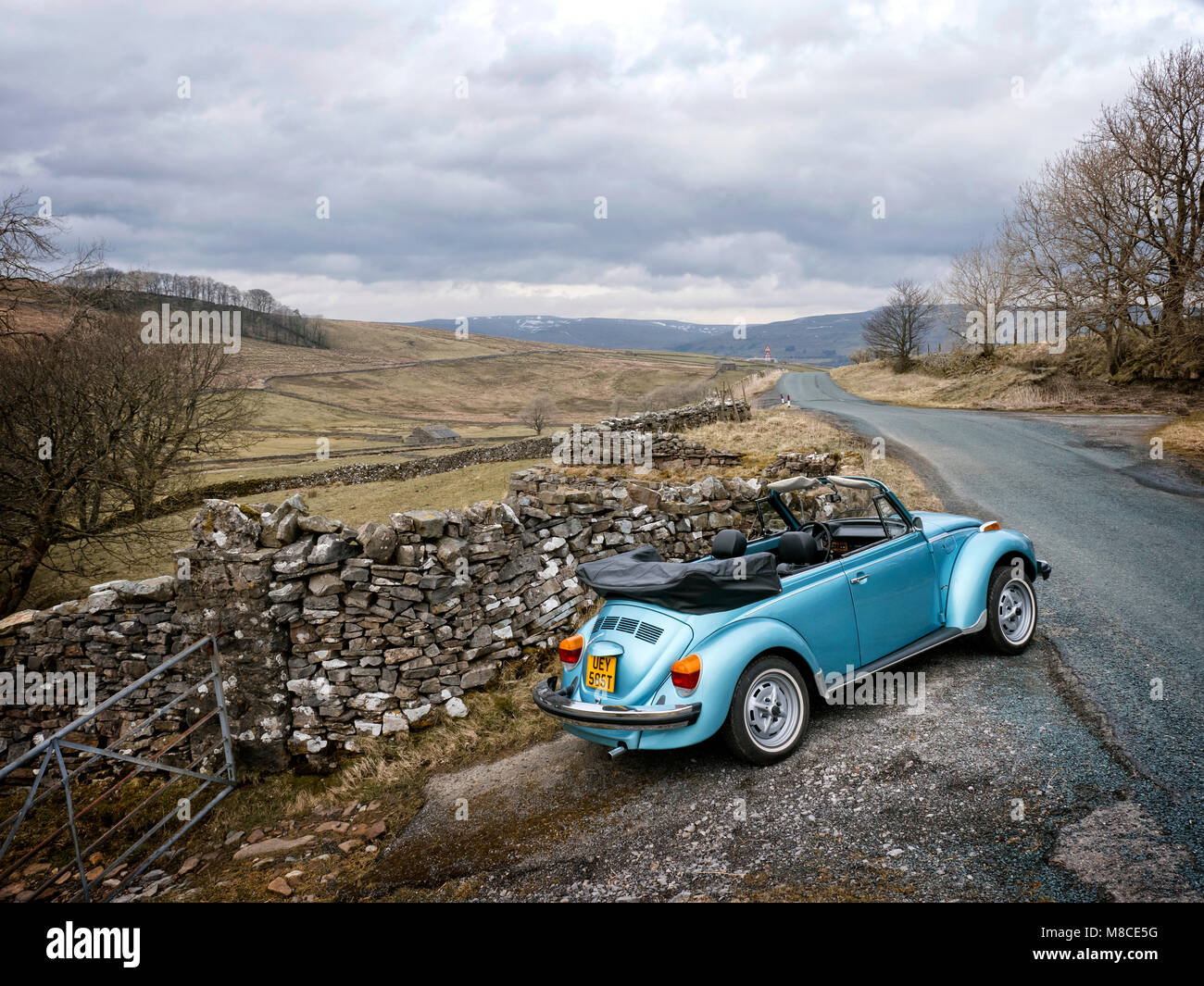 1979 Super VW Beetle Cabriolet fahren in Yorkshire Dales National Park GROSSBRITANNIEN Stockfoto