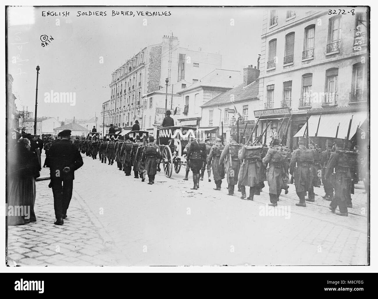 Englische Soldaten werden in Versailles begraben, um ihren Dienst und ihre Opfer während eines schweren militärischen Konflikts zu gedenken. Der Friedhof dient als feierliche Erinnerung an Kriegsverluste. Stockfoto