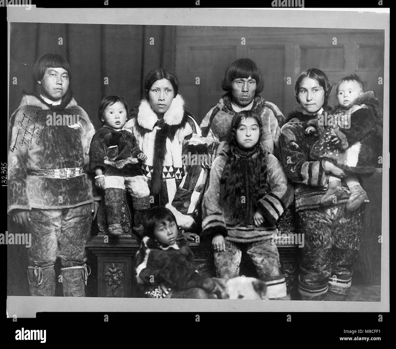 Eine Eskimo-Gruppe wird fotografiert, die ihre traditionelle Kleidung und ihren Lebensstil präsentiert und einen Einblick in die indigene Kultur der Arktis bietet. Stockfoto