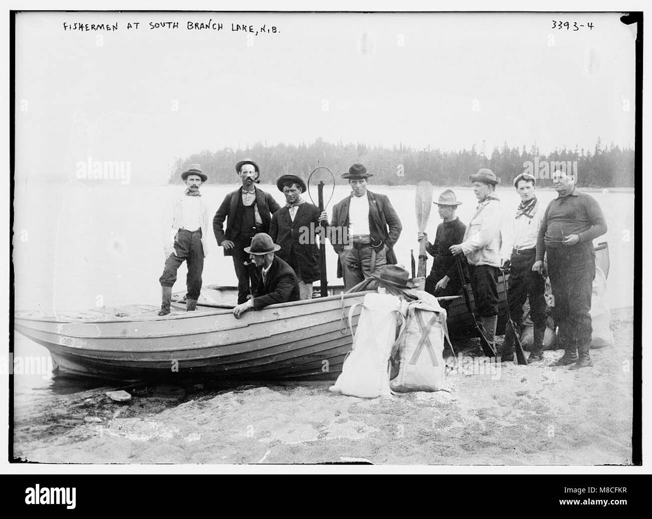 Eine ruhige Szene mit Fischern am South Branch Lake in New Brunswick, Kanada. Das Foto zeigt die ruhige Umgebung und die Outdoor-Aktivitäten des Angelns im frühen 20. Jahrhundert. Stockfoto
