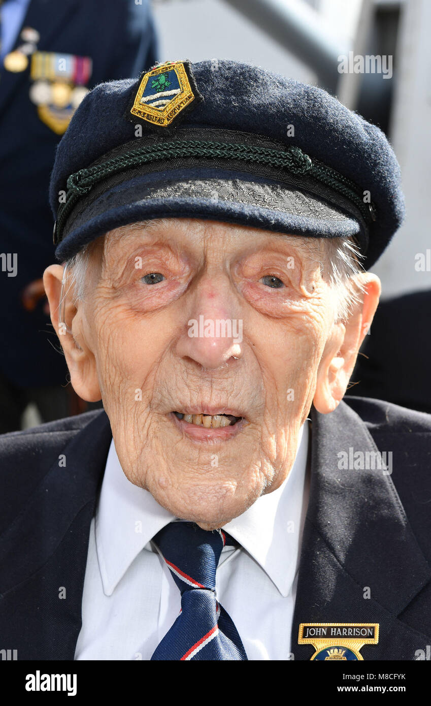 John Harrison im Alter von 104, sitzt auf dem Vordeck der HMS Belfast vor geschützturm ein, die er während des Zweiten Weltkrieges befahl, als Veteranen, die auf das Kriegsschiff in den 1940S, 1950s und 1960s an Bord des historischen Schiff auf der Themse in London treffen sein 80-jähriges Bestehen zu markieren. Stockfoto