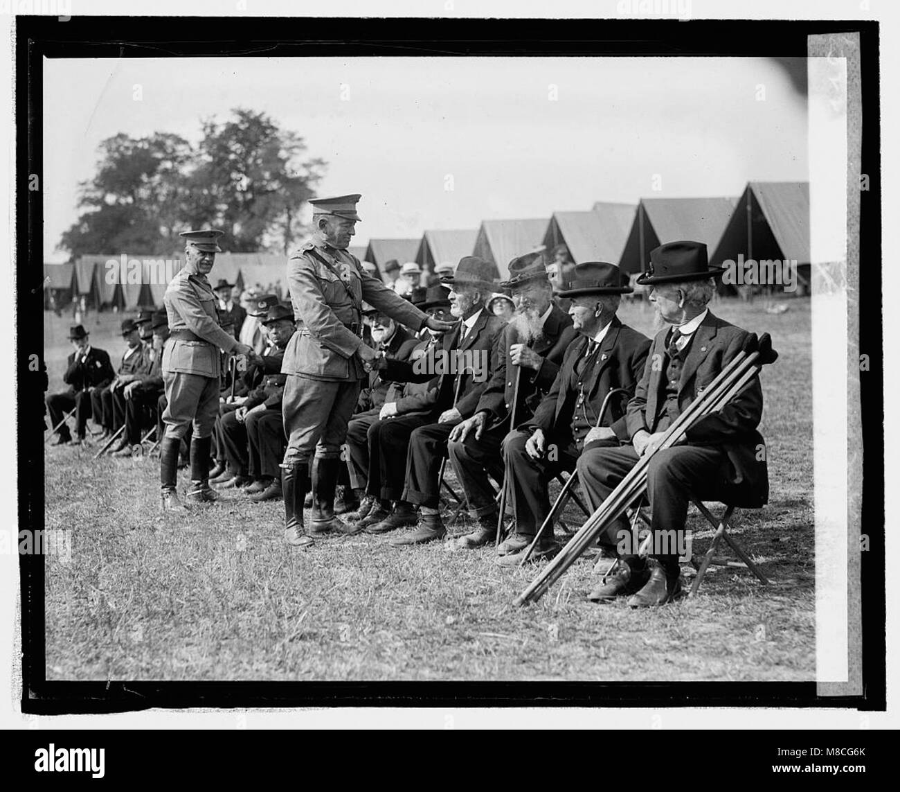 Die Generäle Lejeune und Williams wurden am 15. September 1924 in Sharpsburg, Maryland, fotografiert. Der Ort ist bedeutend für seine Rolle im Amerikanischen Bürgerkrieg, insbesondere in der Schlacht von Antietam. Stockfoto
