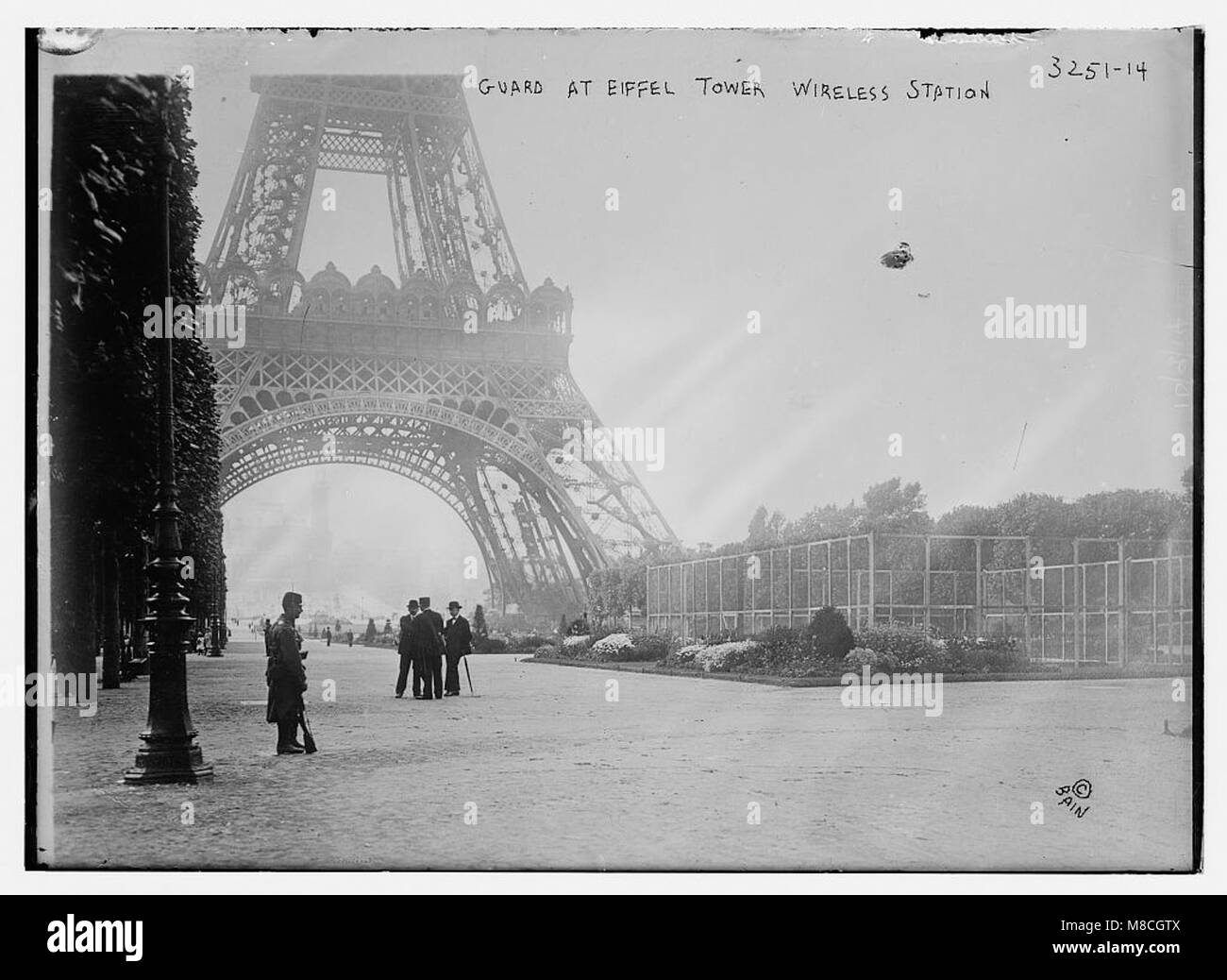 Foto eines Wächters, der an der Funkstation des Eiffelturms stationiert ist und die Sicherheit und Technologie der damaligen Zeit zeigt. Stockfoto