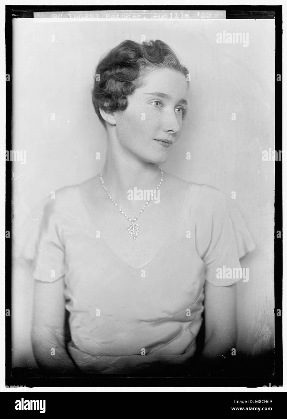 Ein Porträt von Lucille Hatcher, einer Person, die auf diesem Bild aufgenommen wurde. Das Foto dient als historische Aufzeichnung der Person und bietet Einblick in Mode, Fotografie und Porträtstile der Epoche. Stockfoto