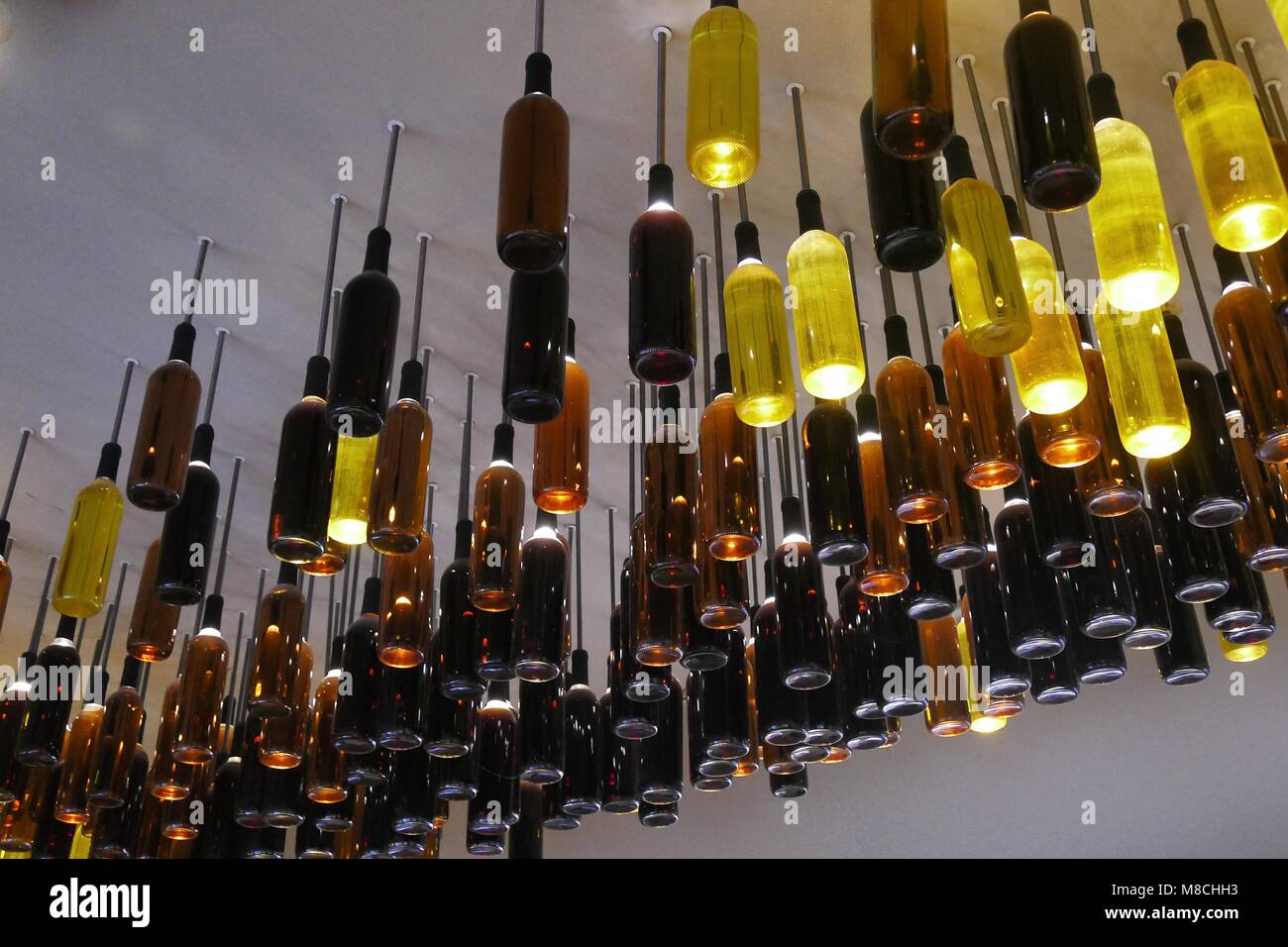 Kreative Wiederverwendung von weinflaschen als Lampen an der Decke installiert Stockfoto