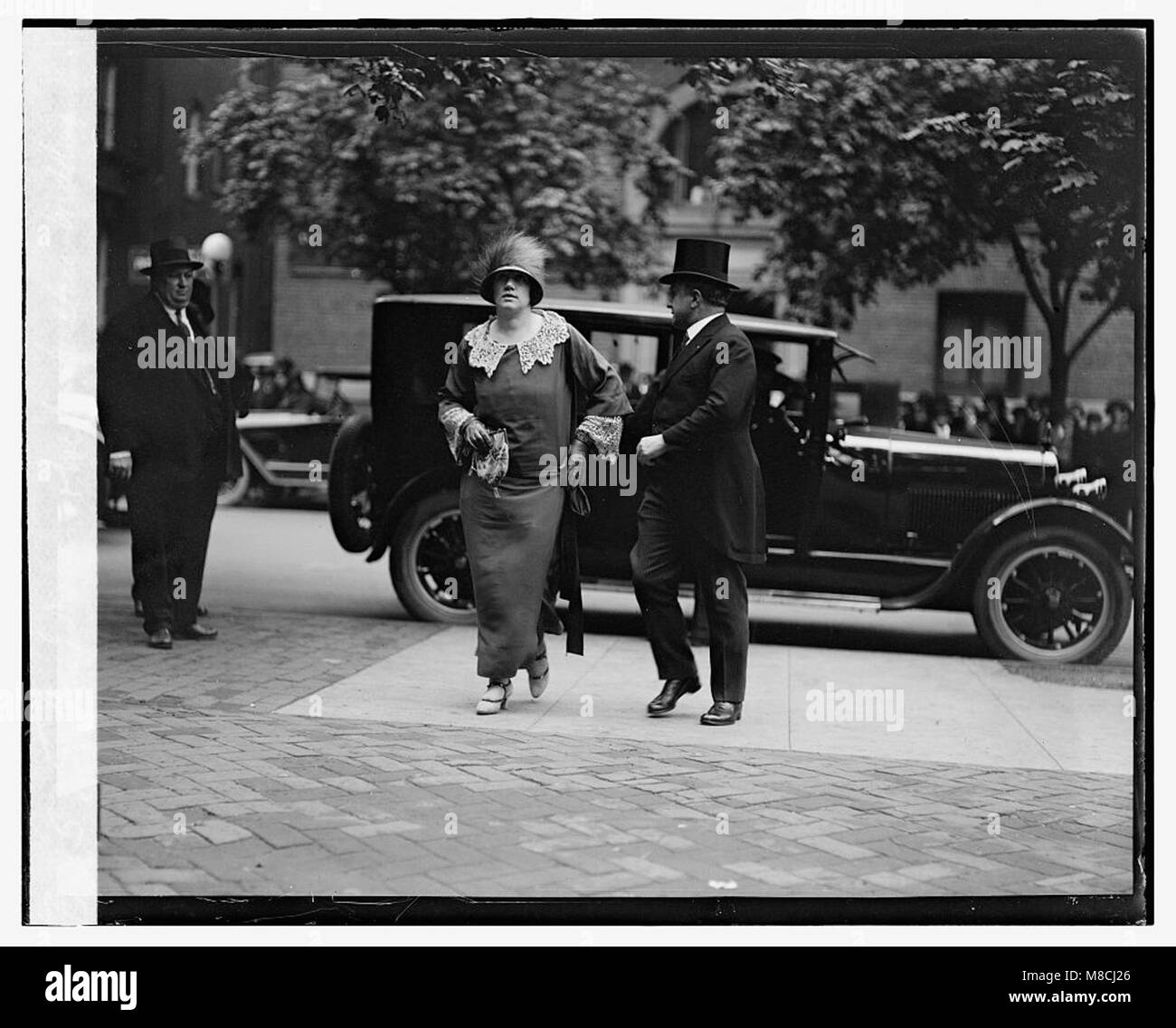Ein Foto von der Hochzeit von Jas. J. Davis und seine Frau Wallace wurden am 14. Mai 1924 gefangen genommen und zeigen die formelle Kleidung und die historischen Hochzeitsbräuche des Paares. Stockfoto