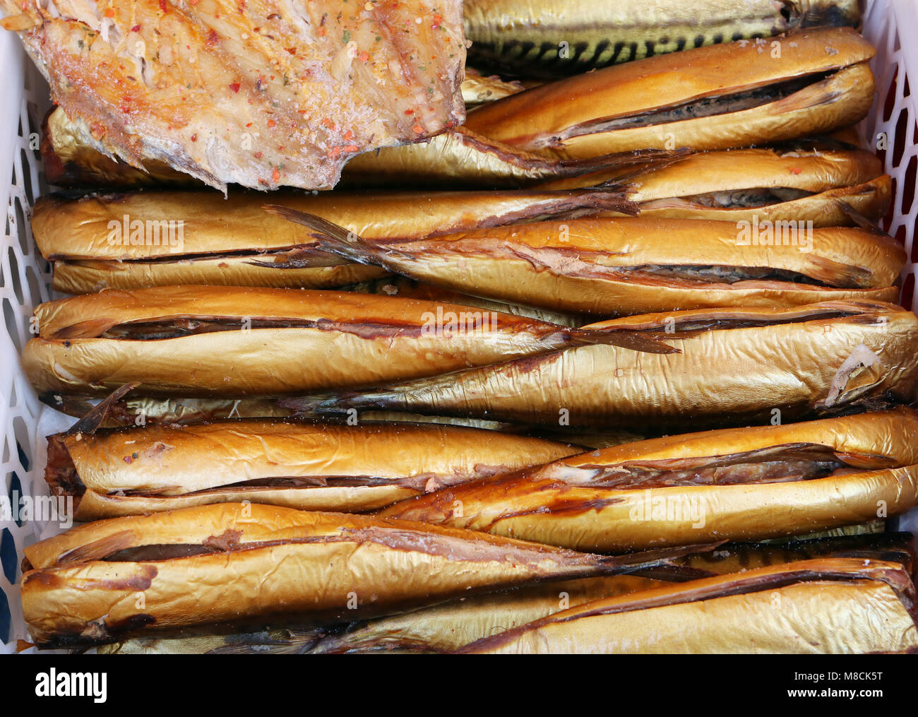 Stücke von Gegrilltem geräucherte Makrele Fisch Forelle mit Gewürzen und Pfeffer. Outdoor schnell Street Food Hintergrund Stockfoto