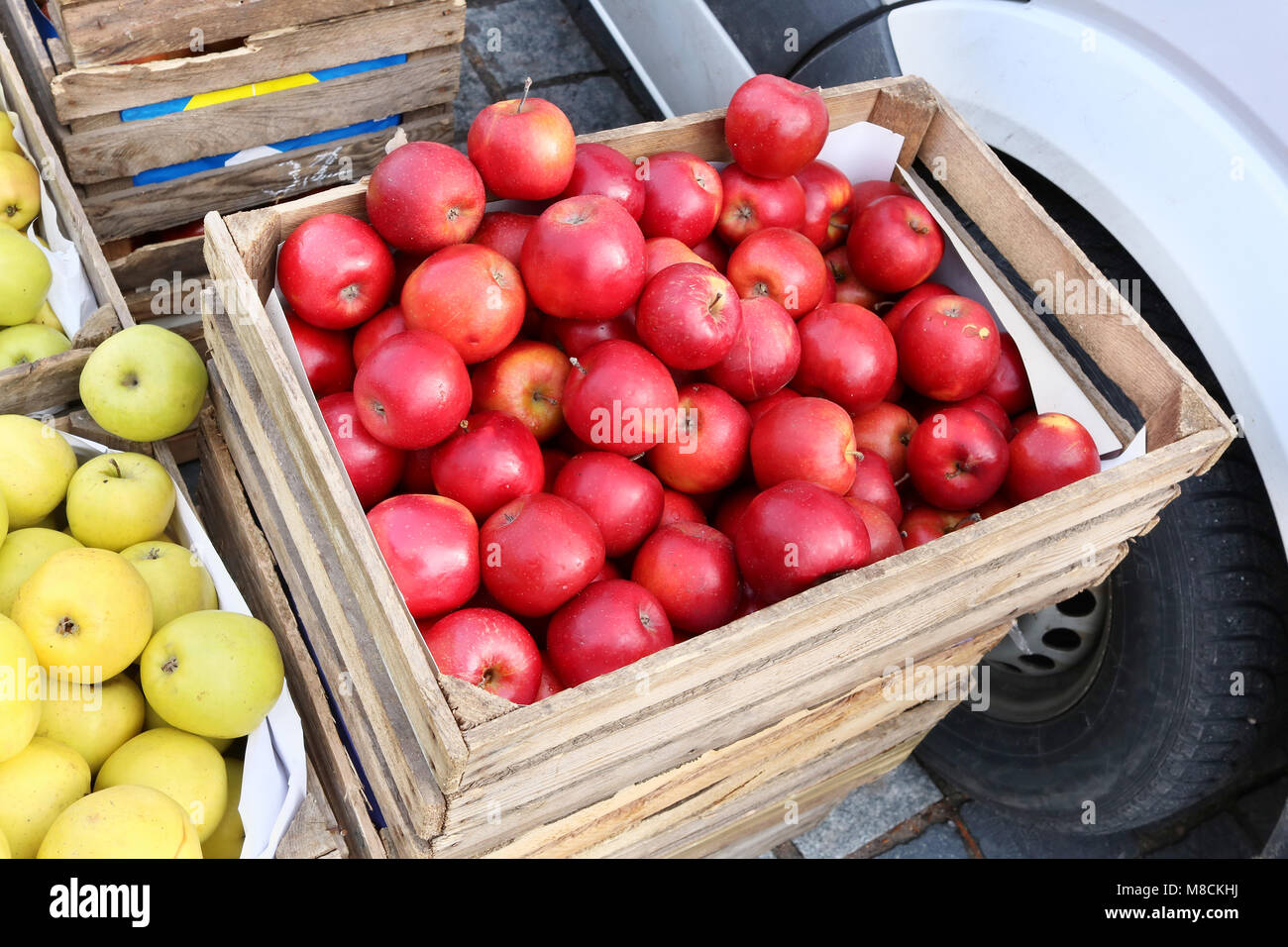 Markt von frischen roten und grünen Garten Äpfel Früchte in Holzkisten. Bewölkt Spring Fair tag Außenaufnahme Stockfoto