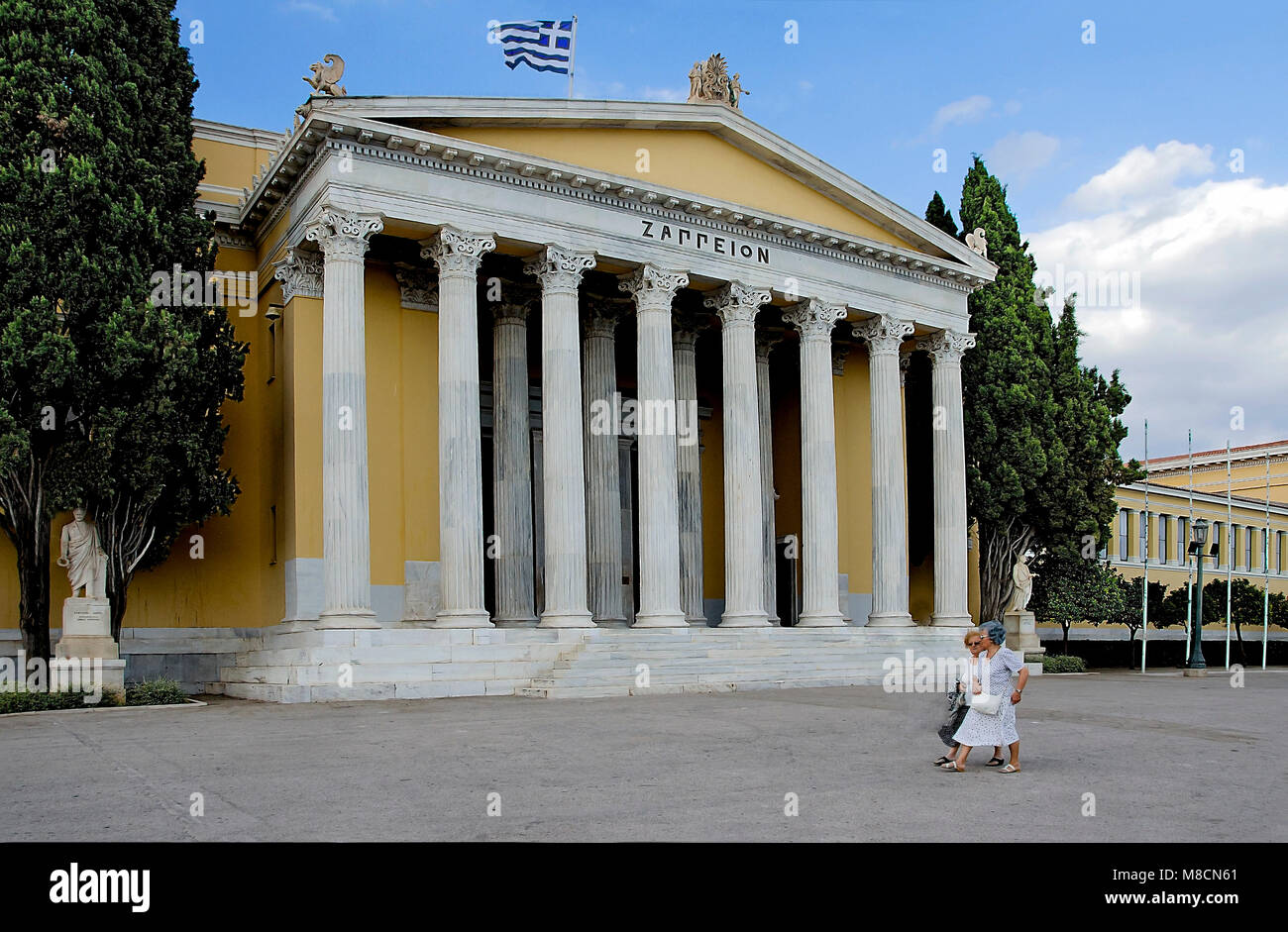 Athen - Griechenland - 01/31/2018: Zwei Großmütter zu Fuß außerhalb Zappeion Gebäude. Zappeion ist eines der wichtigsten Gebäude in Athen. Heute ist es o Stockfoto