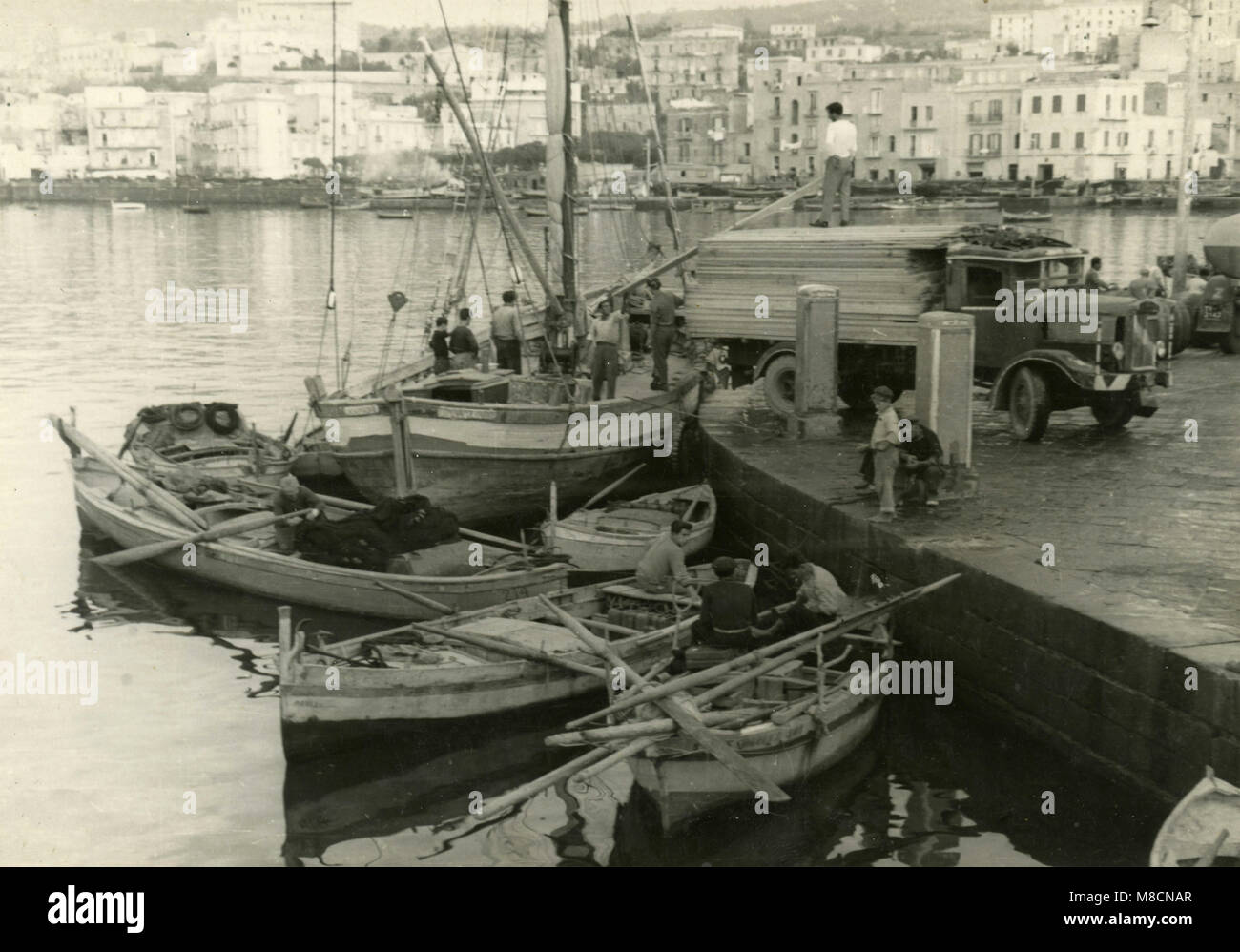 Laden von Karten auf dem Boot, Italien 1950 s Stockfoto