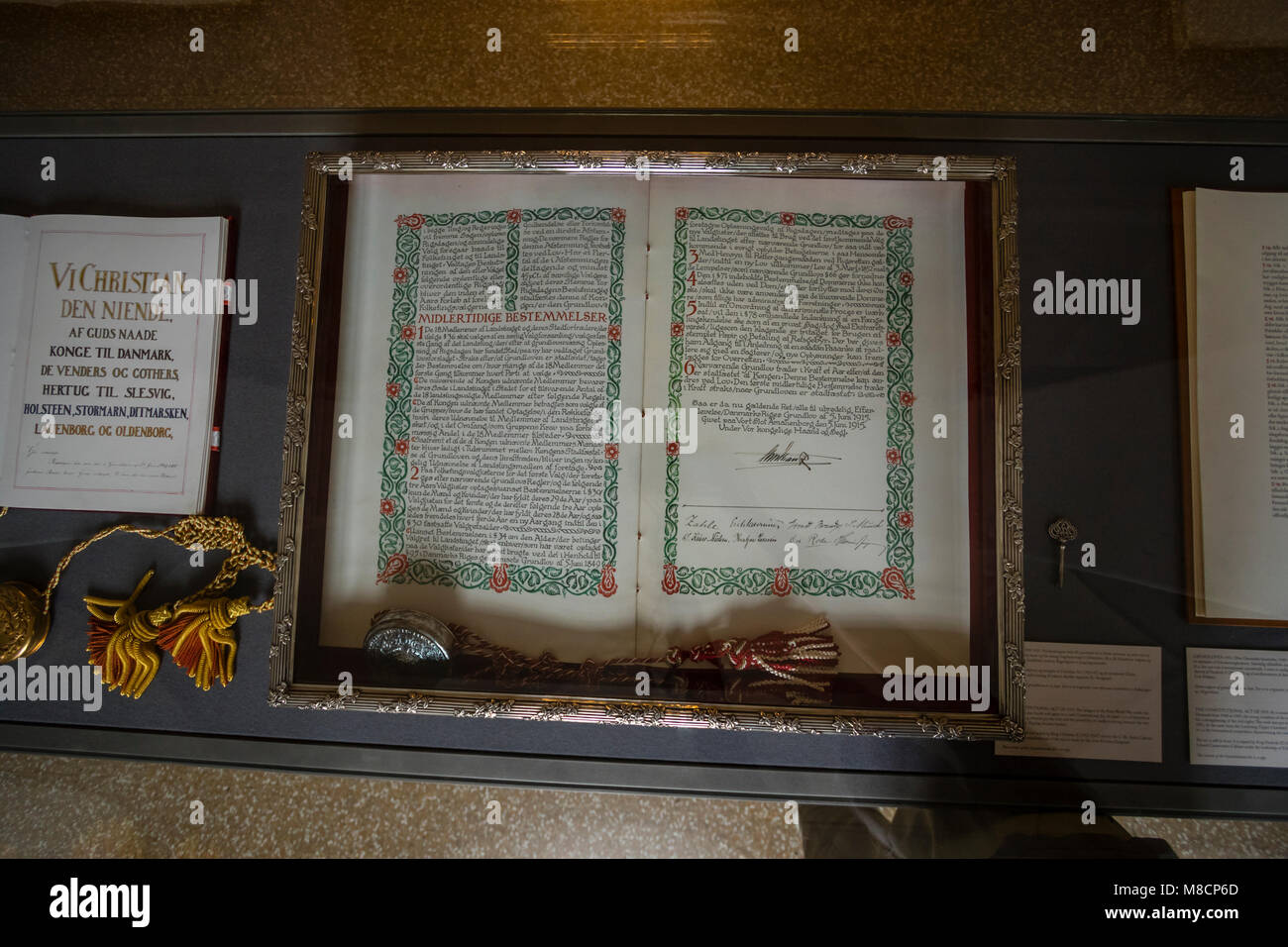 Die Verfassung von 1915, die unter anderem legt das Recht von Frauen liegt in Vandrehallen auf Schloss Christiansborg Stockfoto