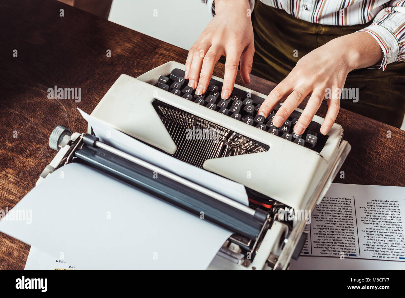 Zugeschnittenes Bild von Retro styled afrikanische amerikanische Schriftsteller schreiben auf der Schreibmaschine Stockfoto