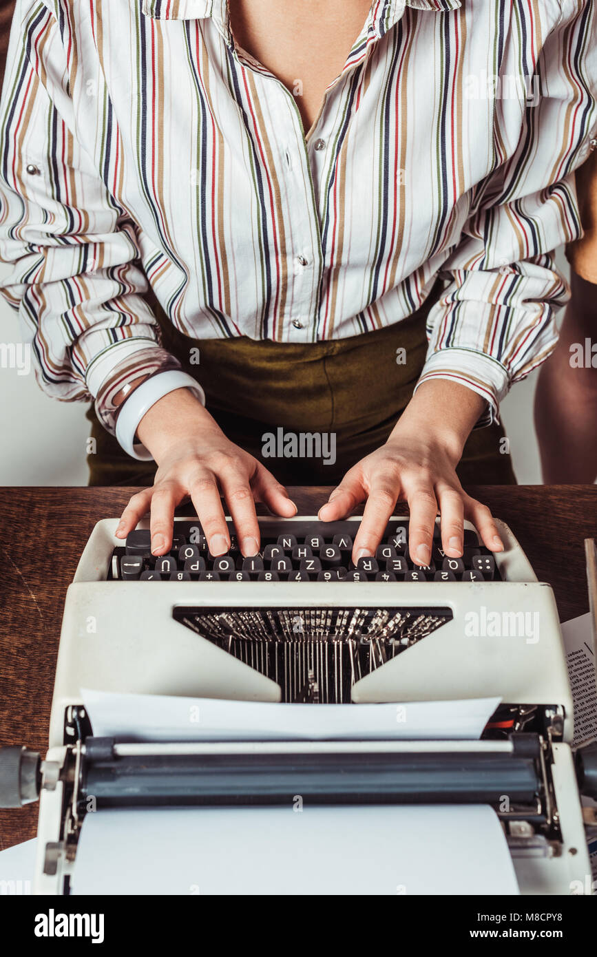 Zugeschnittenes Bild von Retro styled african american Journalist Eintippen an Schreibmaschine Stockfoto