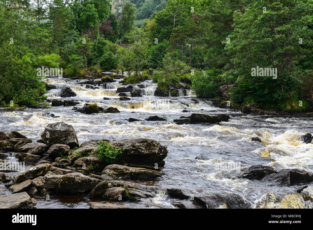 Fällt der Dochart auf dem Fluss Dochart bei Killin in Perthshire, Schottland, Großbritannien Stockfoto