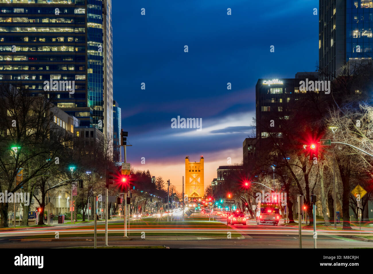 Sacramento, FEB 21: Nacht Blick auf das historische Zentrum von Sacramento mit der Tower Bridge am 21.Februar, 2018 in Sacramento, Kalifornien Stockfoto