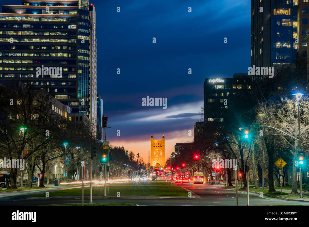 Sacramento, FEB 21: Nacht Blick auf das historische Zentrum von Sacramento mit der Tower Bridge am 21.Februar, 2018 in Sacramento, Kalifornien Stockfoto