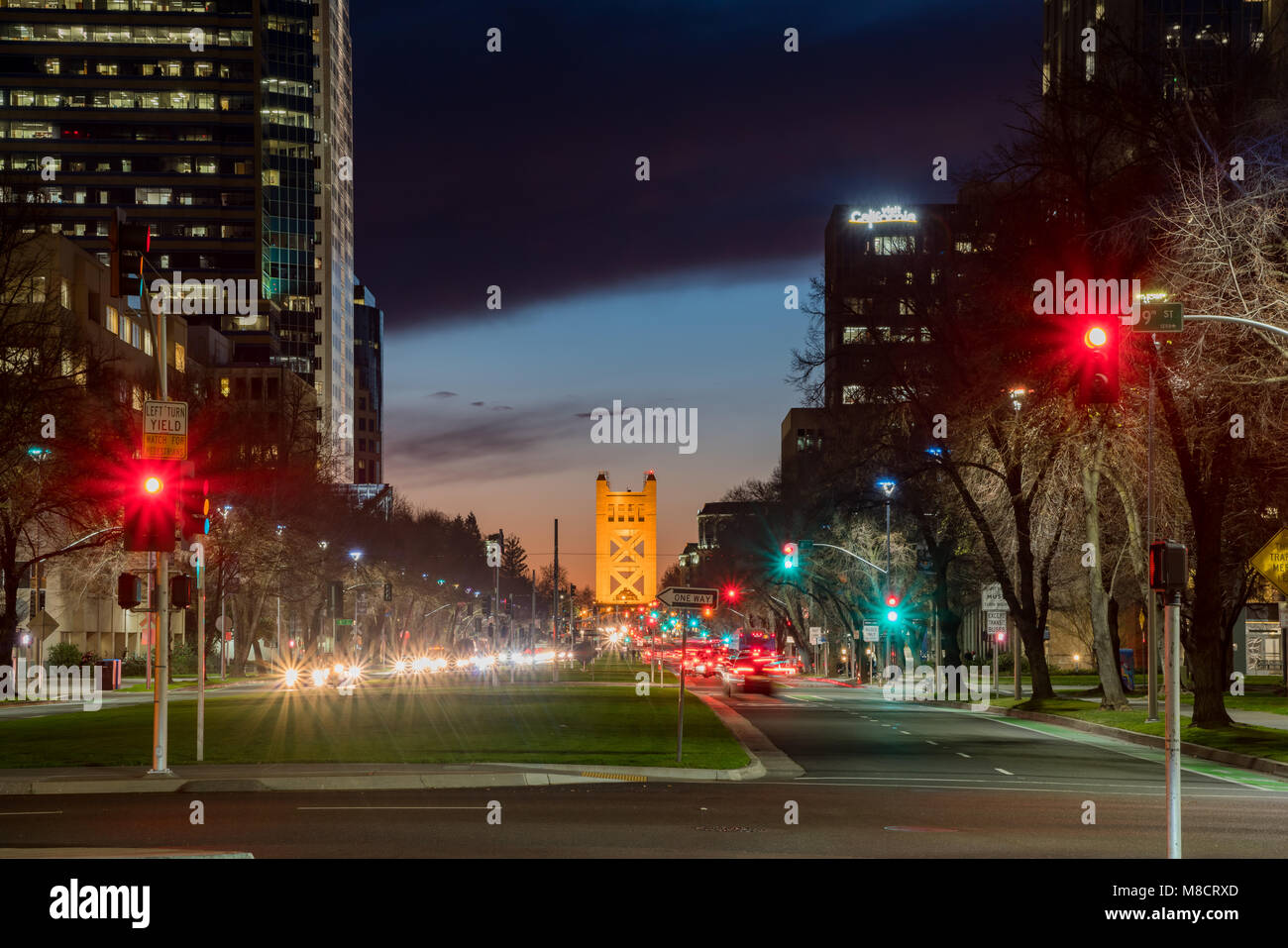 Sacramento, FEB 21: Nacht Blick auf das historische Zentrum von Sacramento mit der Tower Bridge am 21.Februar, 2018 in Sacramento, Kalifornien Stockfoto