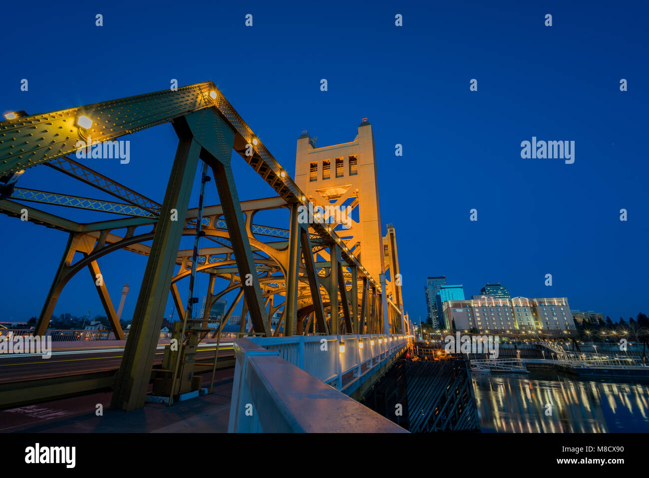 Sacramento, FEB 23: Nachtansicht der berühmten Tower Bridge am 23.Februar, 2018 in Sacramento, Kalifornien Stockfoto