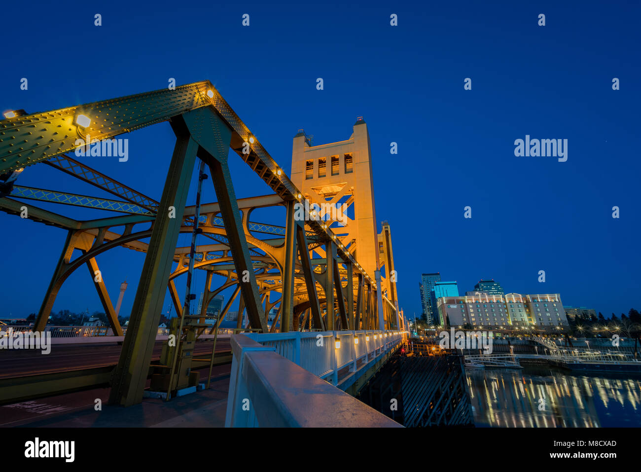 Sacramento, FEB 23: Nachtansicht der berühmten Tower Bridge am 23.Februar, 2018 in Sacramento, Kalifornien Stockfoto