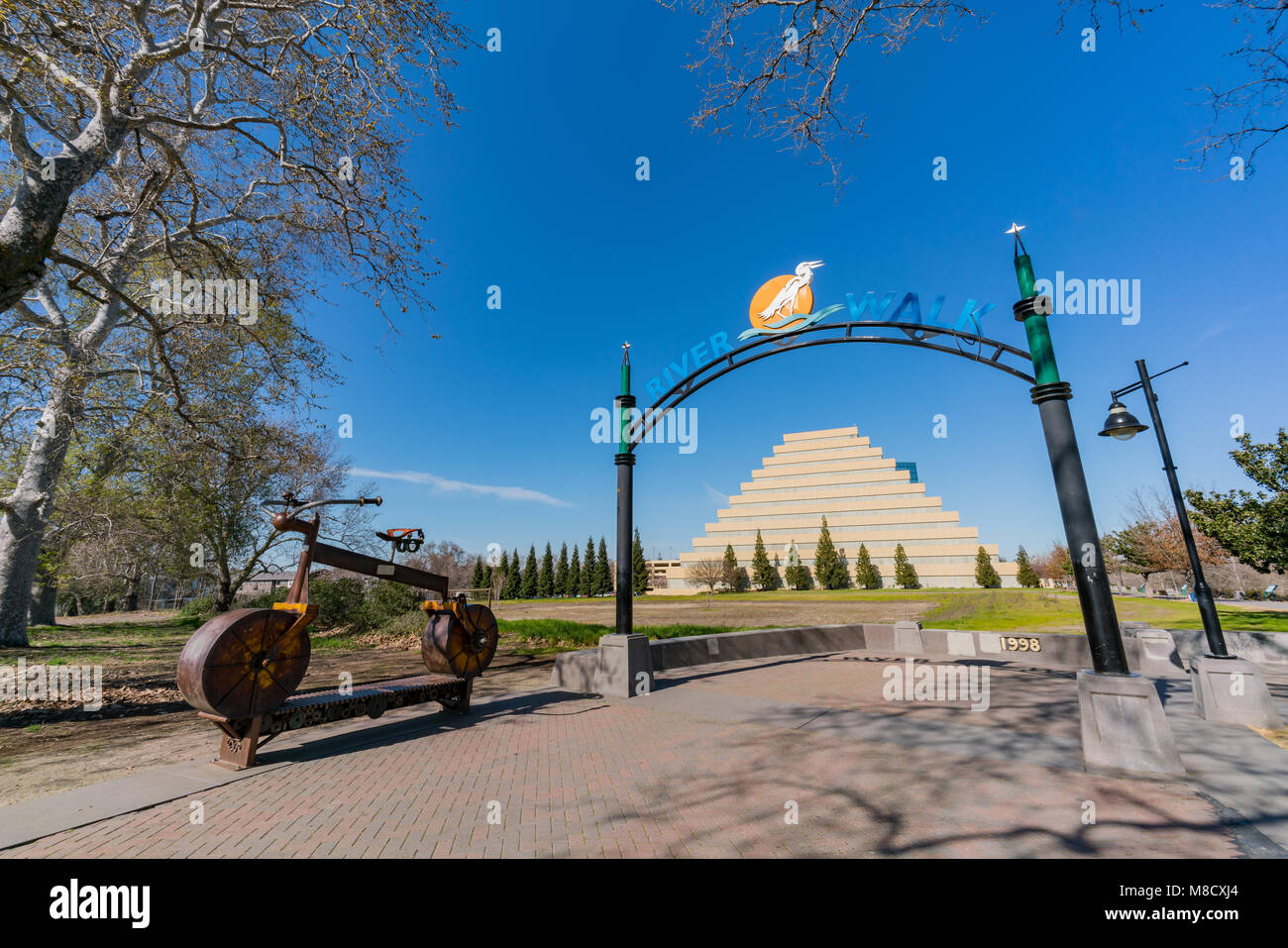 Am Nachmittag Blick auf den Eingang der River Walk mit dem zikkurat als Hintergrund in Sacramento, Kalifornien Stockfoto