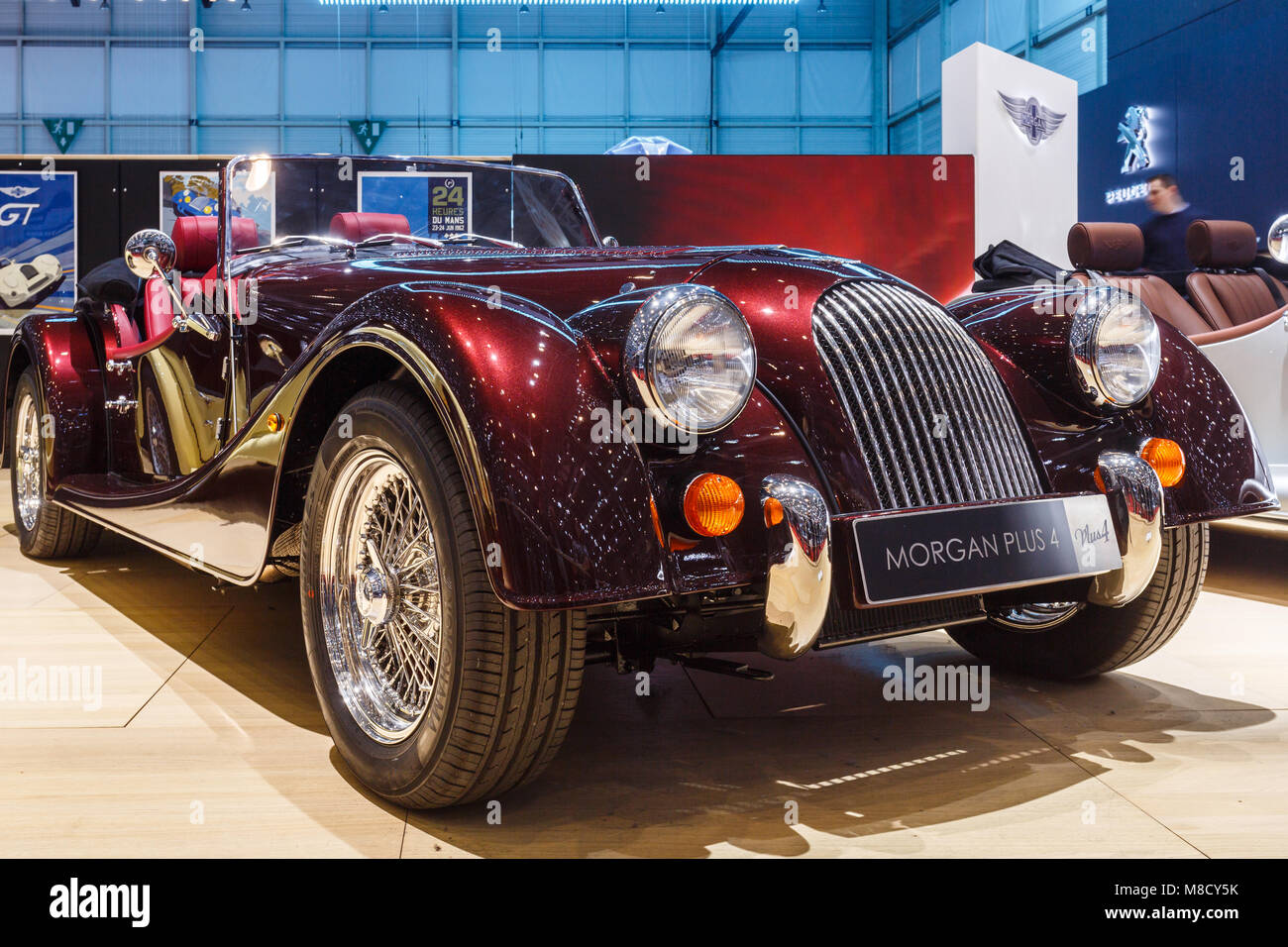 Die Morgan Plus 4, das ein englisches Auto rot, zwei Türen und ein  sportlich. présenté auf der Messe der Auto 2018 in Genf in der Schweiz  Stockfotografie - Alamy