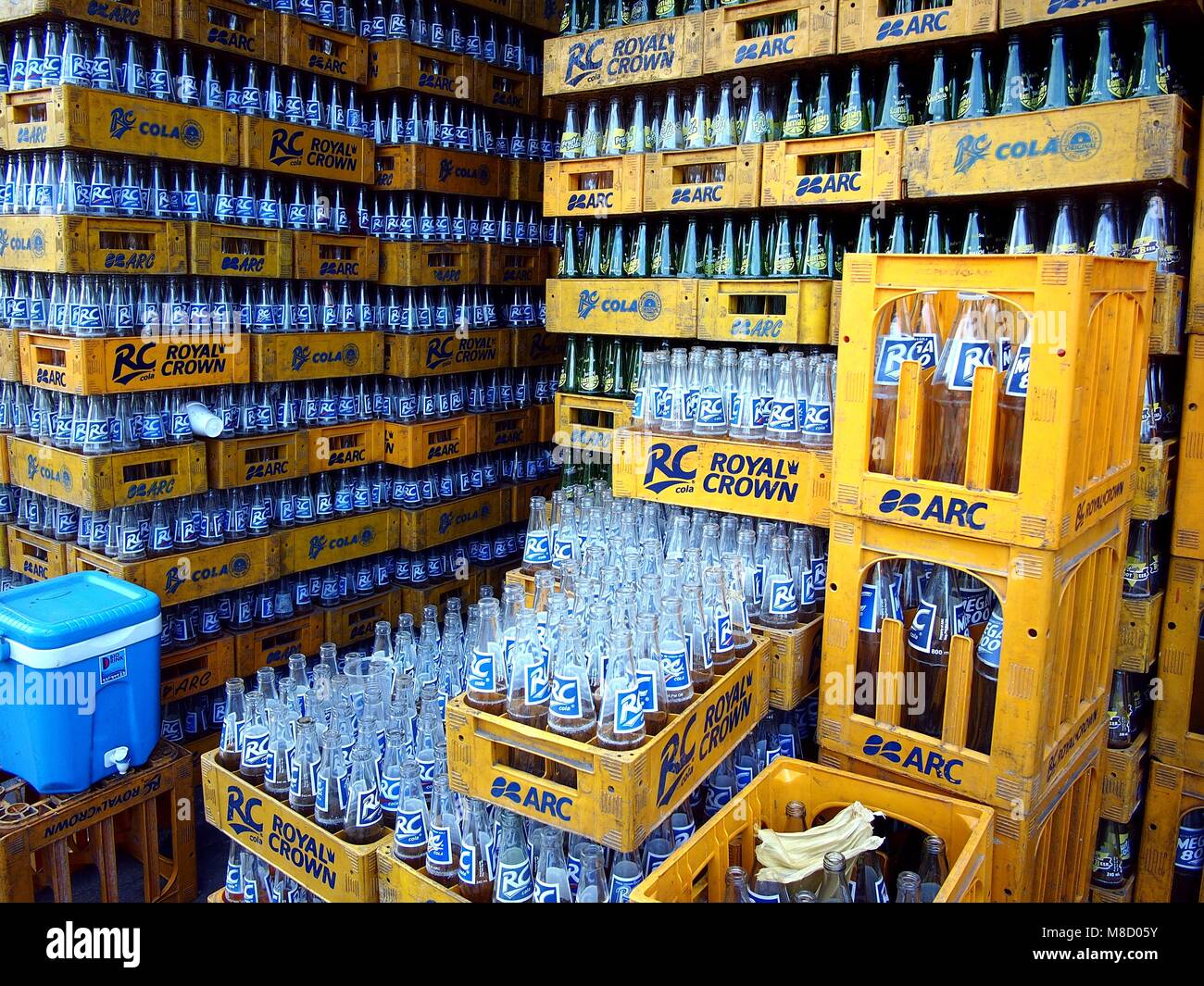 QUEZON CITY, Philippinen - 9. MÄRZ 2018: Stapel von Soda drink Flaschen vor einem lokalen Speicher. Stockfoto