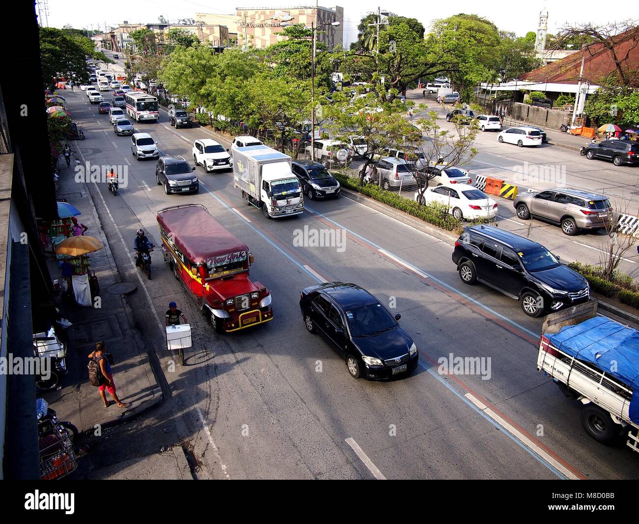 QUEZON CITY, Philippinen - 9. MÄRZ 2018: Fahrzeuge Pass entlang einer in der Regel stark befahren Katipunan Avenue in Quezon City, Philippinen. Stockfoto