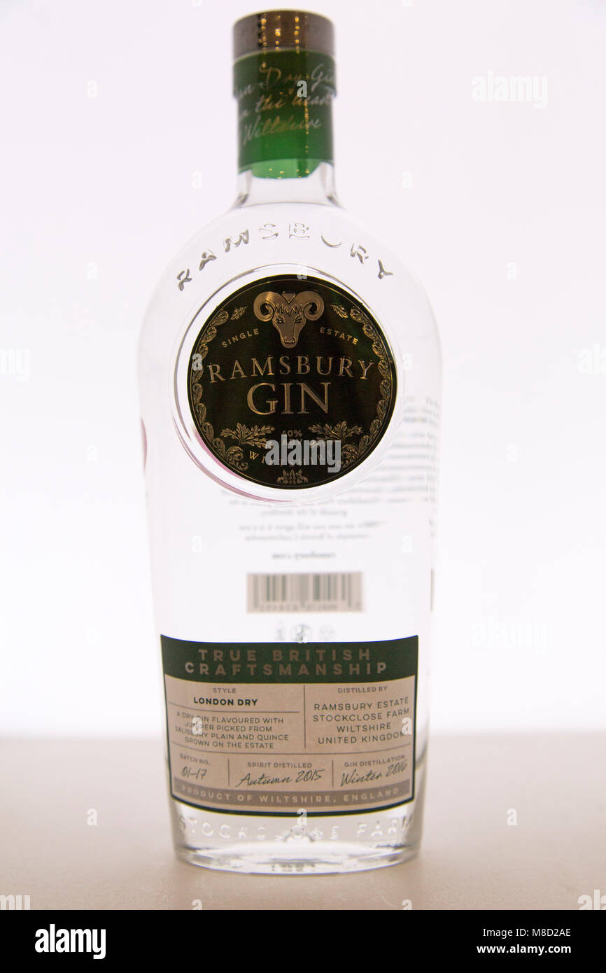Eine Flasche Ramsbury London Gin aus dem Ramsbury aus Brauereien Unternehmen von Wiltshire, England. Die einzelnen Immobilien Distillery basiert in der Nähe Stockfoto