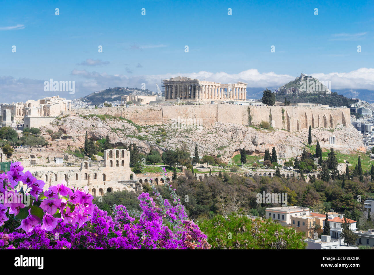 Berühmte Skyline von Athen mit Akropolis, Pathenon, Herodes Atticus Amphitheater und den Lycabettus Hügel mit Blumen, Athen, Griechenland Stockfoto