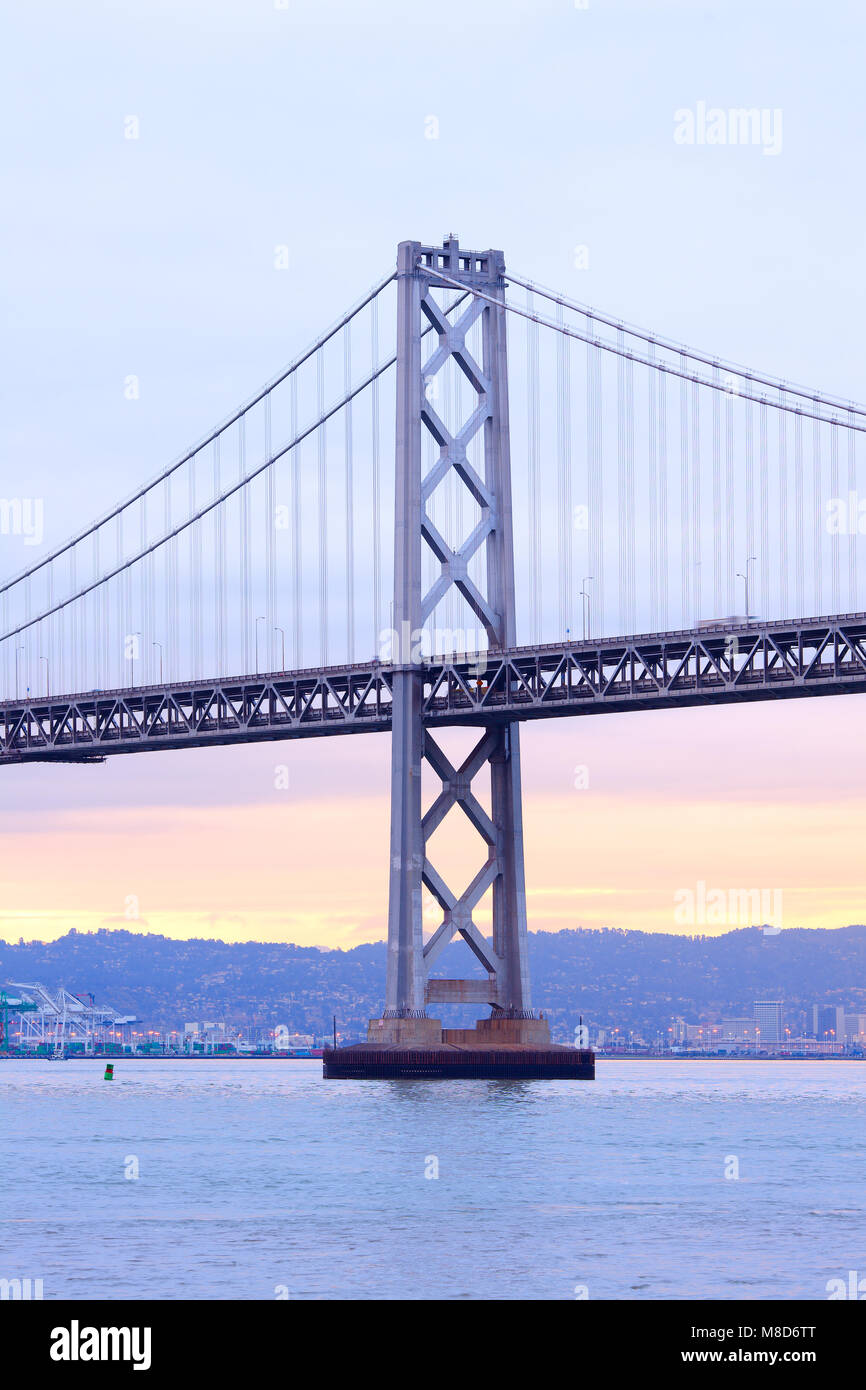 Bay Bridge und den Hafen von Oakland, Kalifornien, USA Stockfoto