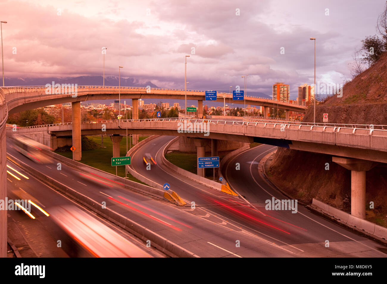 Autobahnen Kreuzung im Stadtteil Vitacura in Santiago de Chile Stockfoto