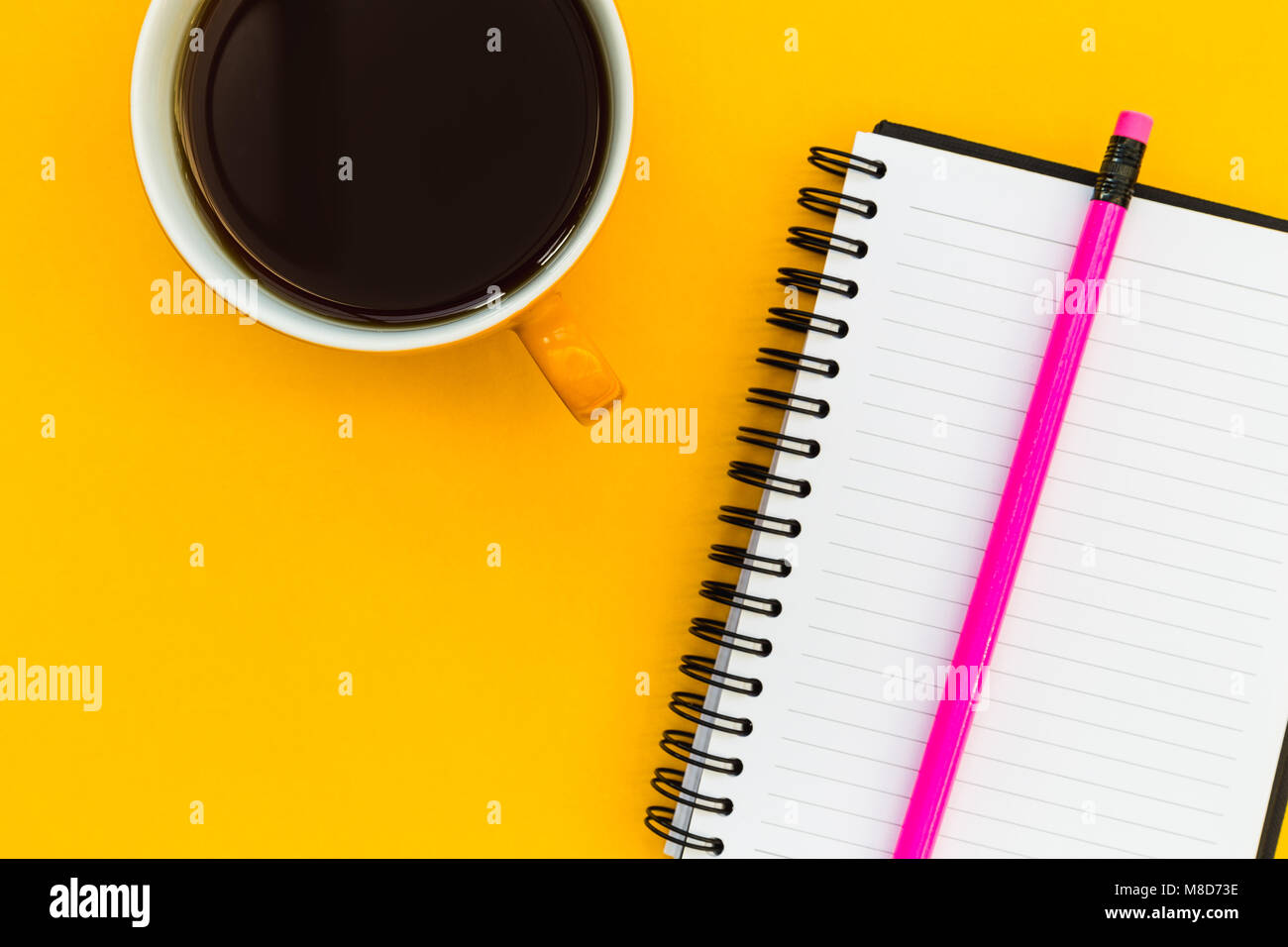 Minimale Schreibwaren Bildung Notebook mit Kaffee Overhead auf hellen Hintergrund Stockfoto